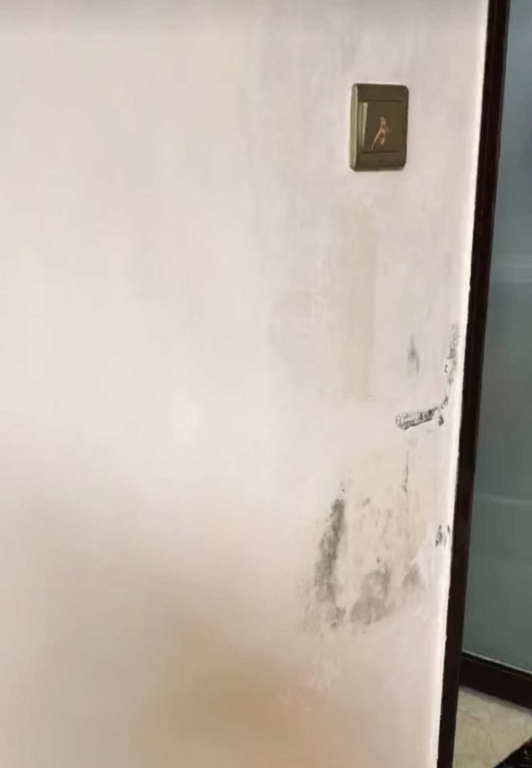比华利国际城门口墙面受潮痕迹