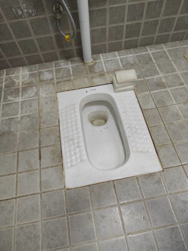 朝阳时代西锦开裂砖缝清理