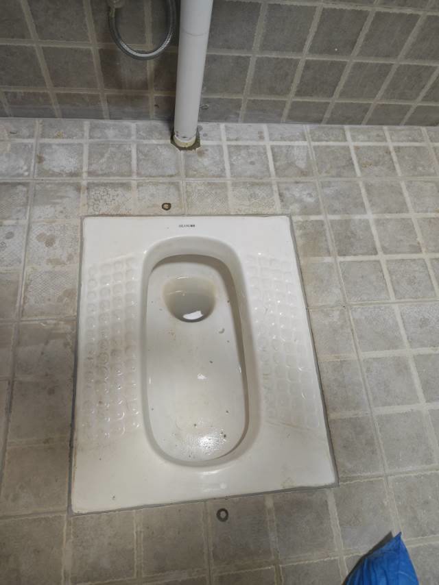 朝阳时代西锦蹲便器周边处理完成