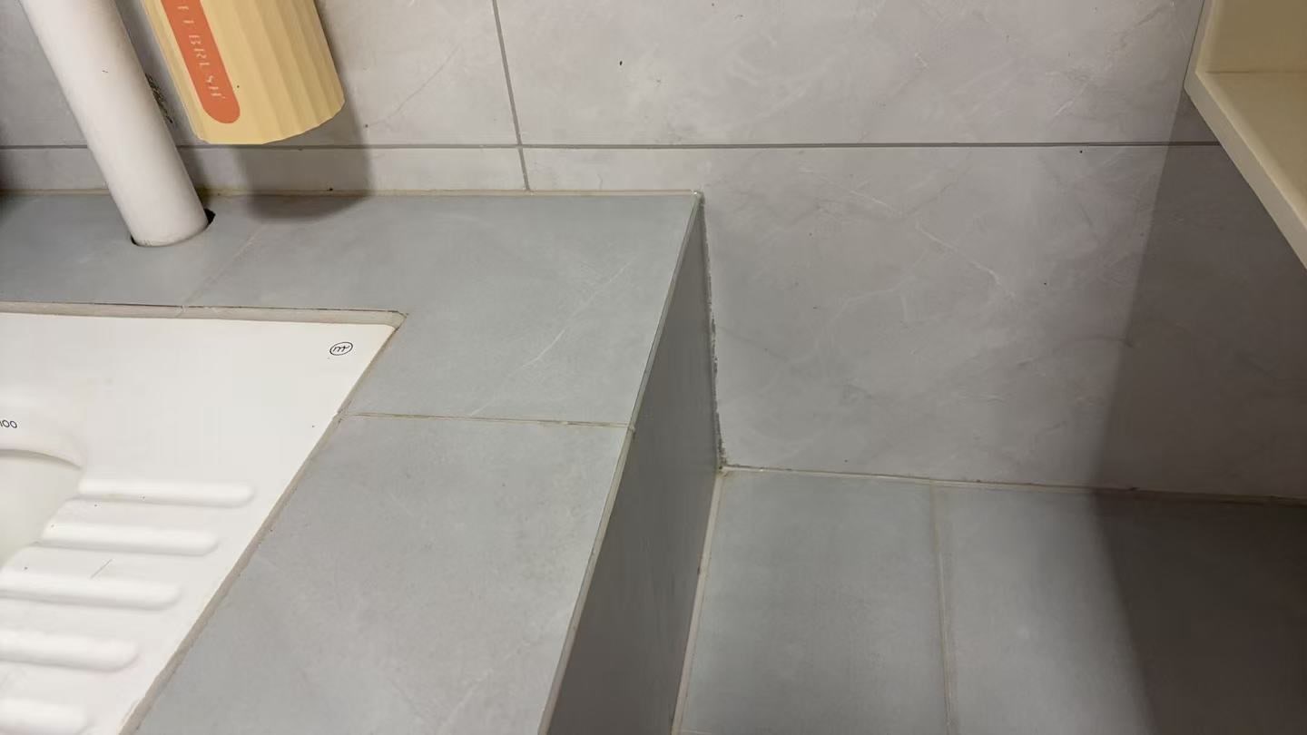 成都新天地蹲便器周边砖缝检查