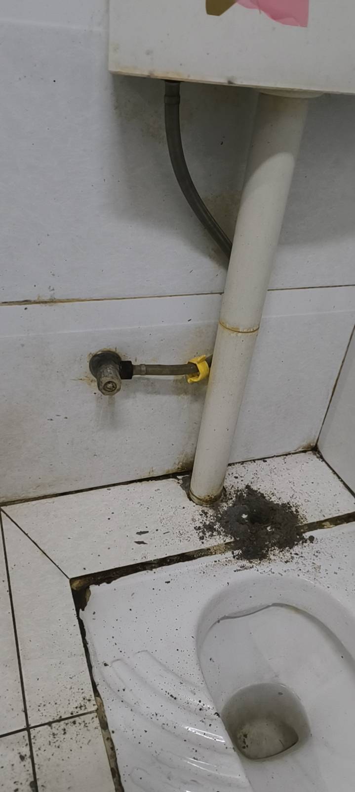 成华区卫生间维修：检查：排水接口及洗手柜下方的现场状态