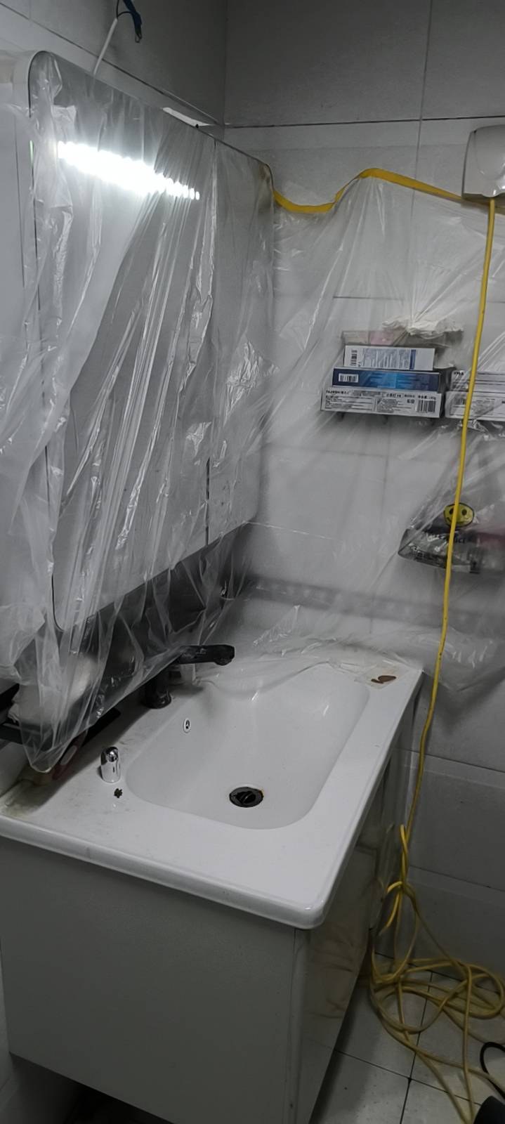 成华区卫生间维修：成品保护：施工前用保护膜覆盖室内设施