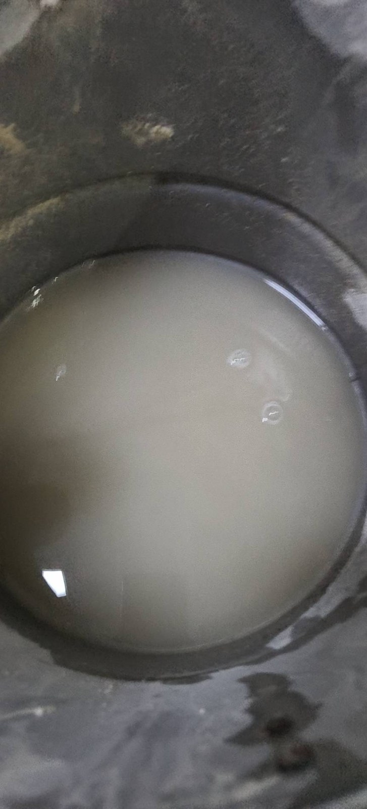 成华区卫生间维修：抽排水步骤留档：桶内收集水的现场照片