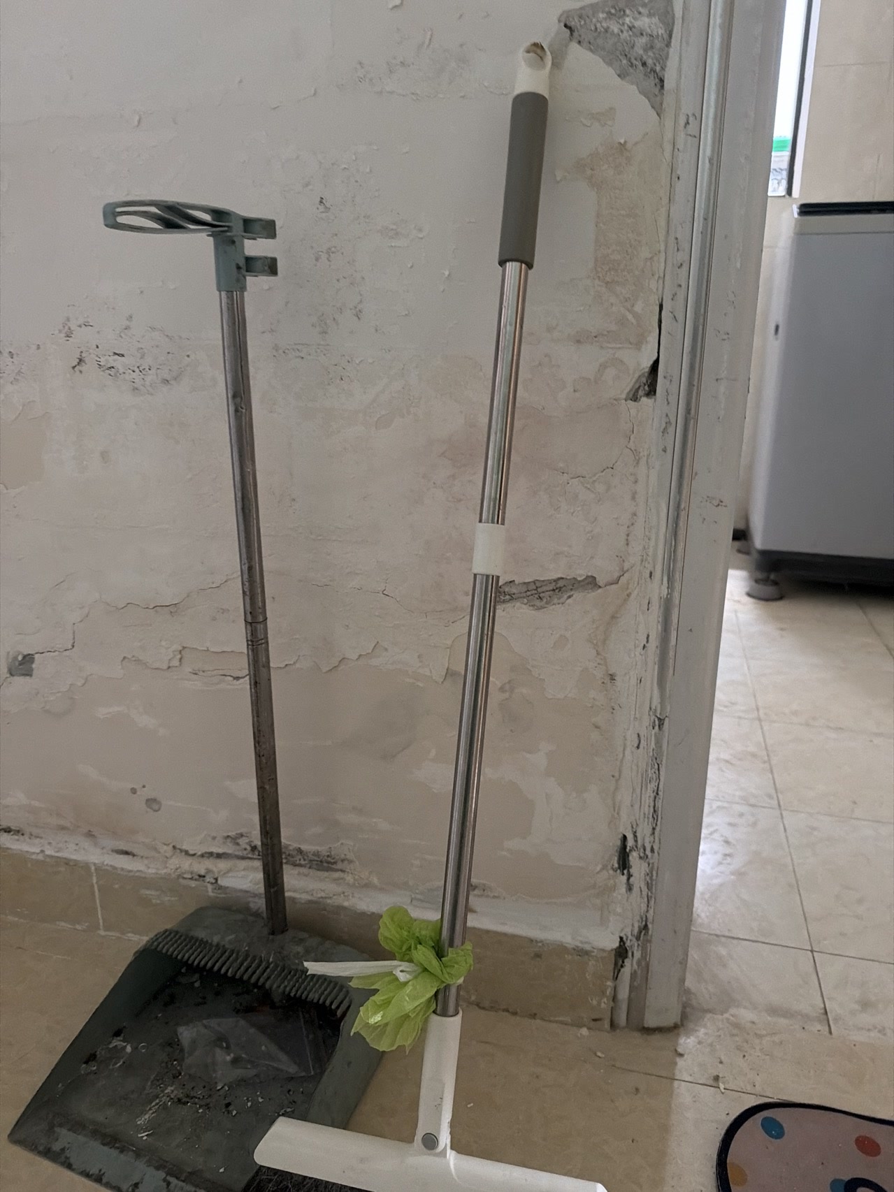东立国际广场:门口墙面受潮掉皮