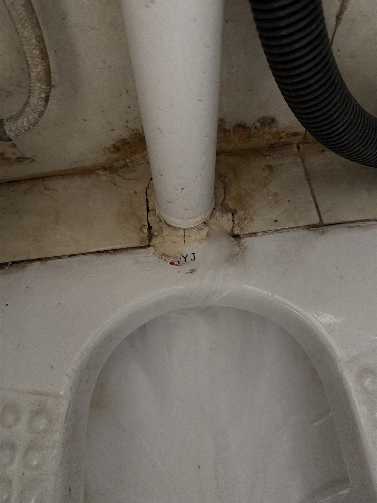 东立国际广场:蹲便器与冲水管周边