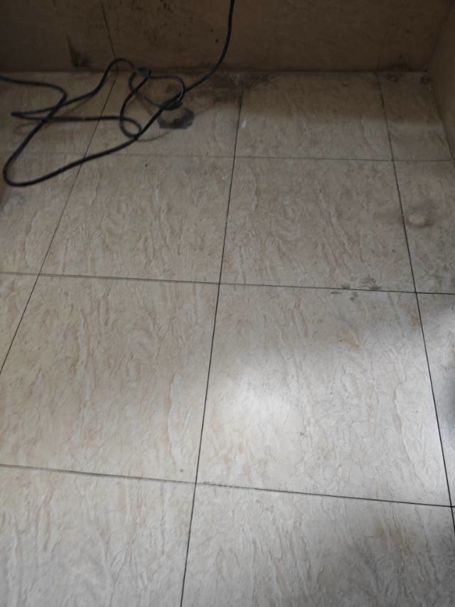 金科一城:清理后的地砖缝
