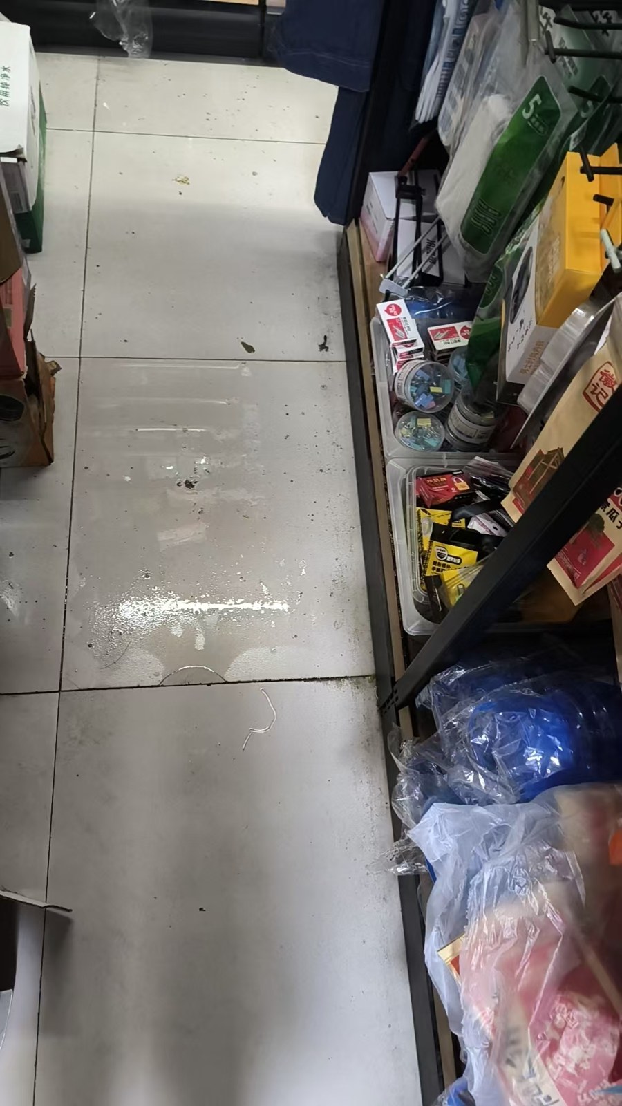 成都成华区 现场现象:顶板与墙角状态