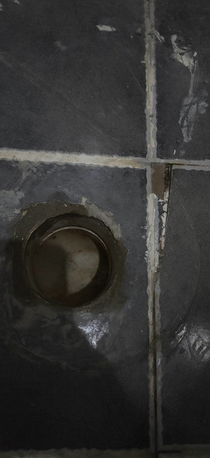 东立国际广场马桶根部检查
