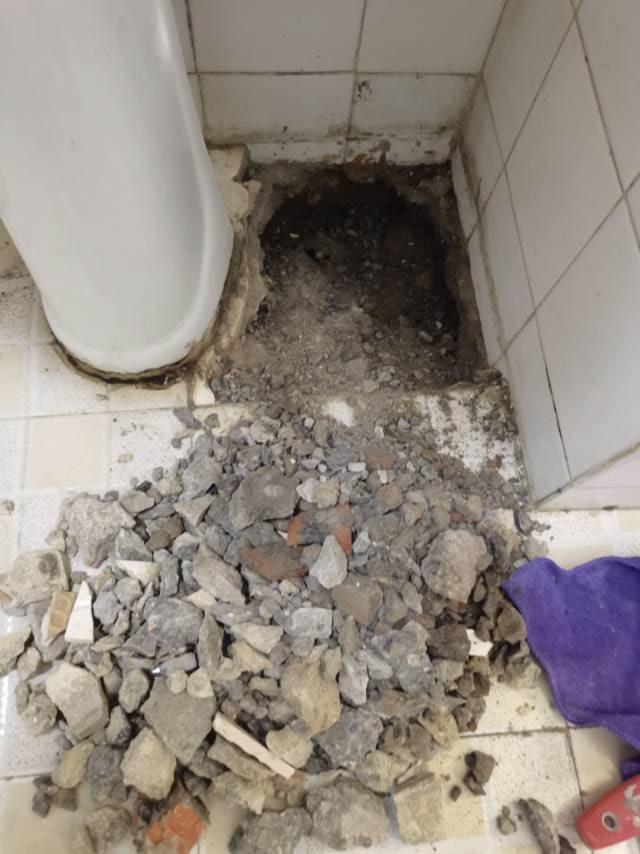 光荣北路79号院蹲便器周边拆检