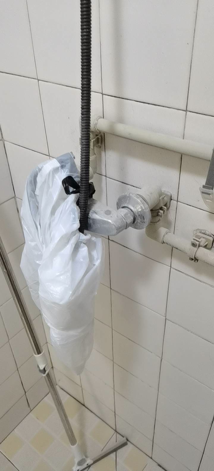 光荣北路79号院出水口检查