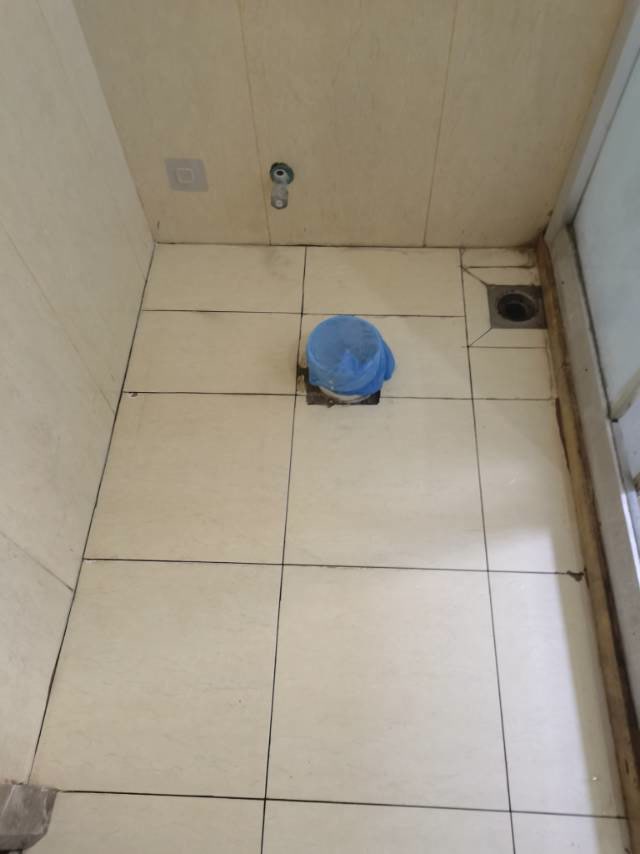 恒大帝景马桶根部检查
