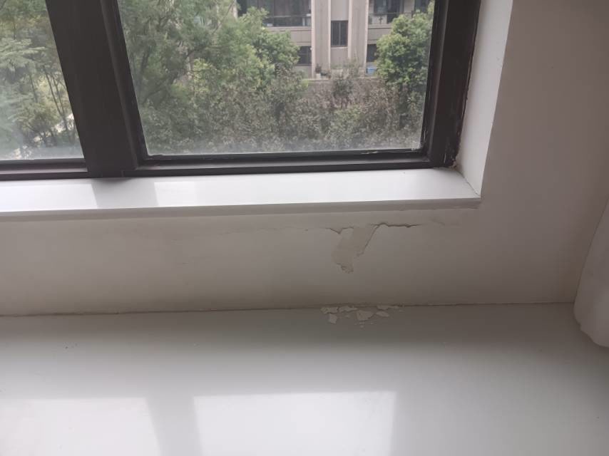 金地悦澜道窗边墙面返碱掉皮