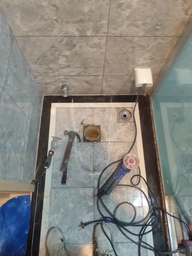 金地悦澜道马桶拆检和地面检查