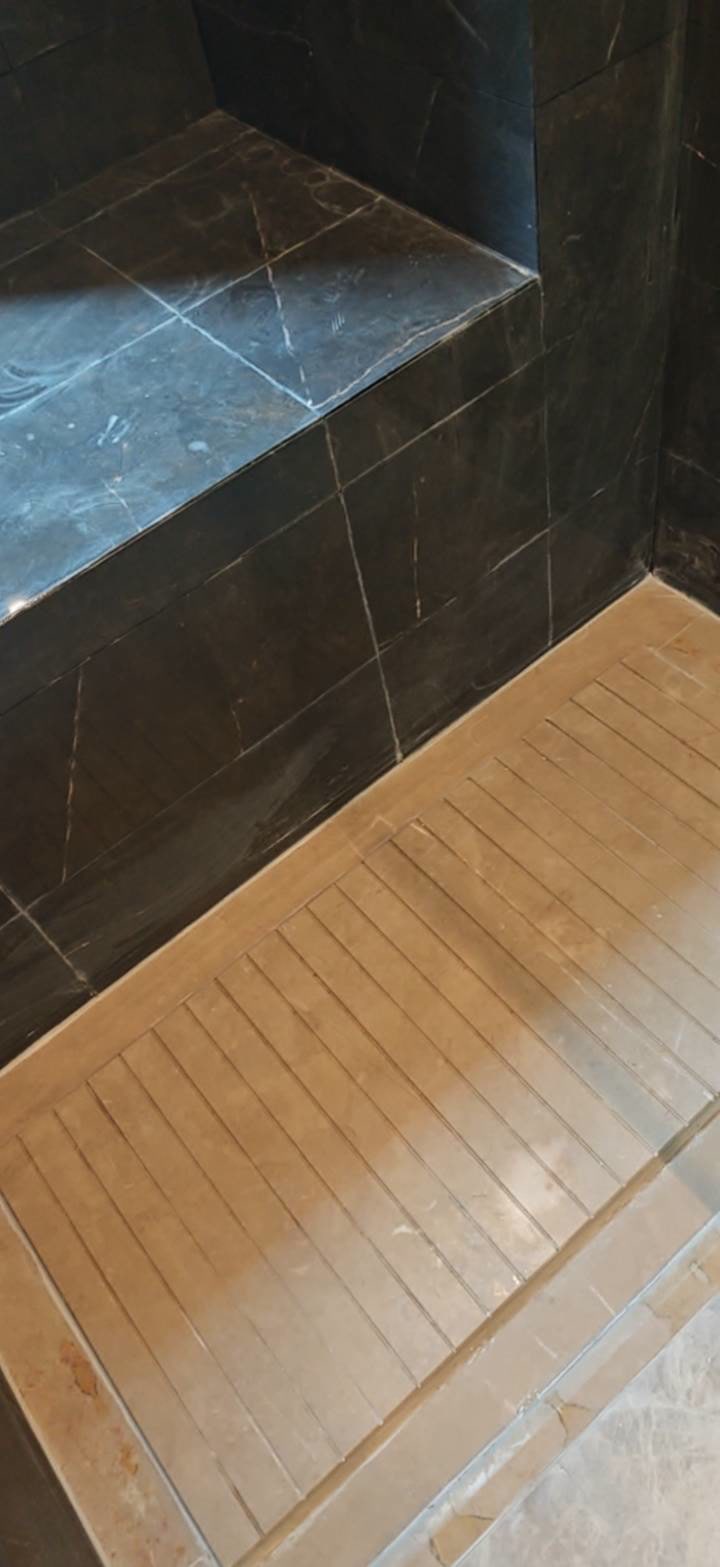 滨江樾府：门口清洁后地面