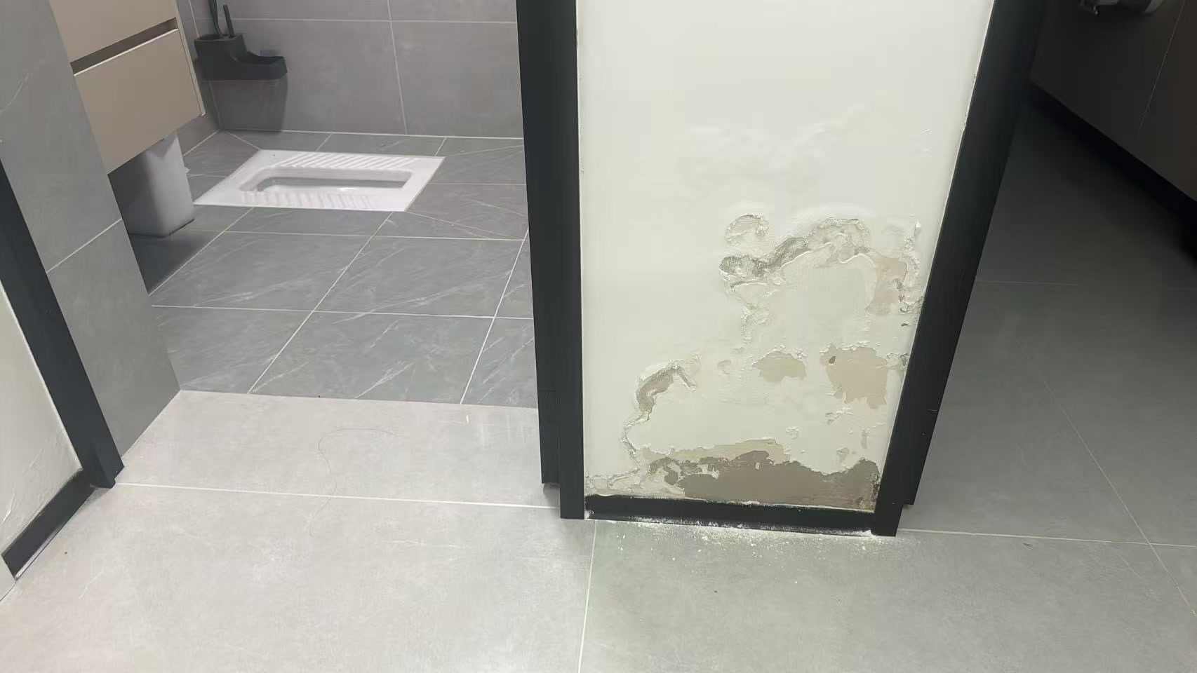 锦南苑南区三期门口墙面返碱