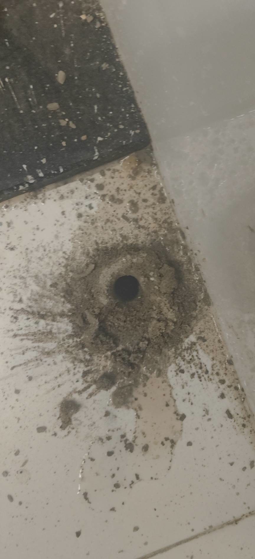 光荣西路：地漏连接处检查
