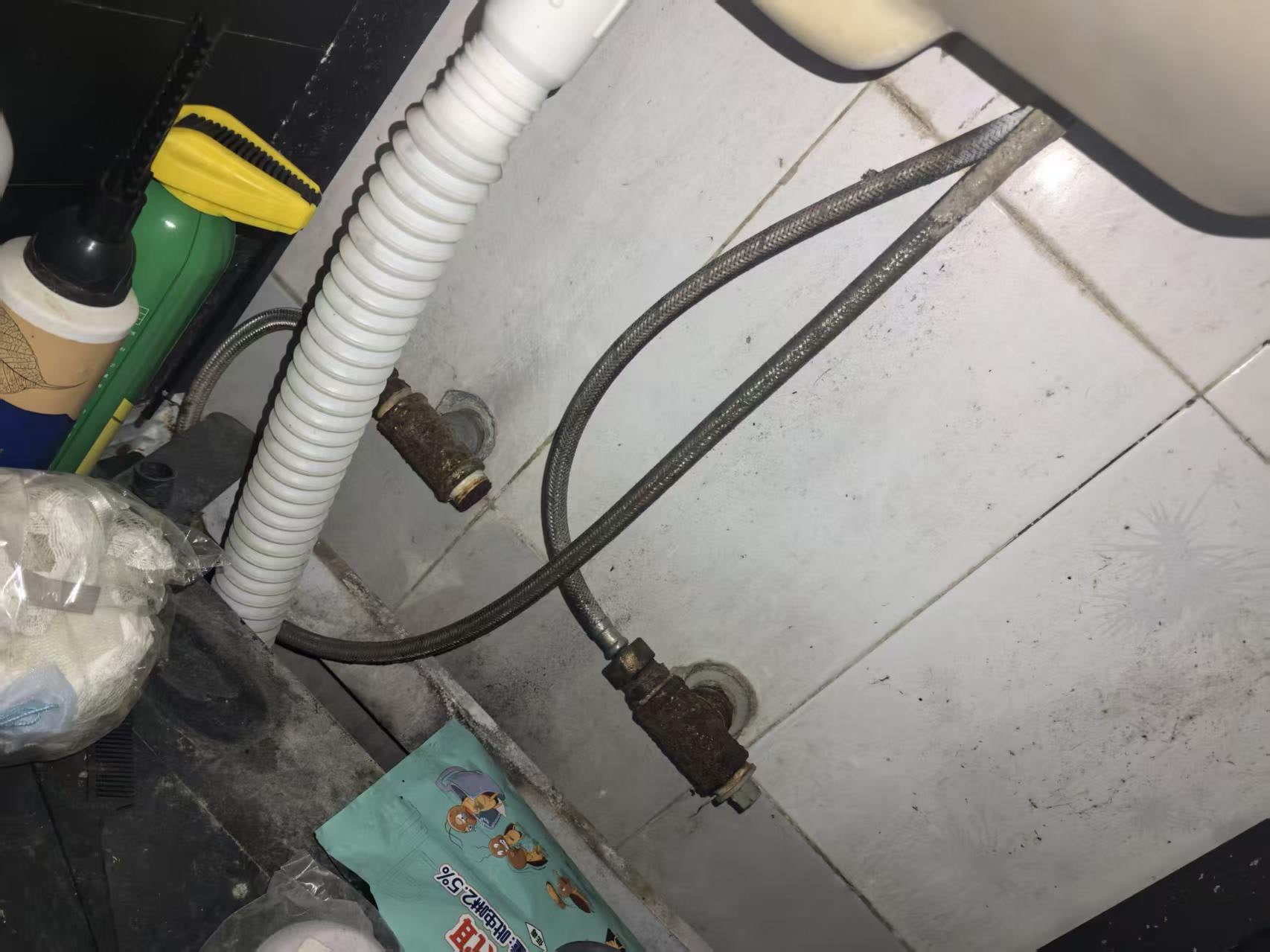 海滨西区：洗手盆下方连接件检查