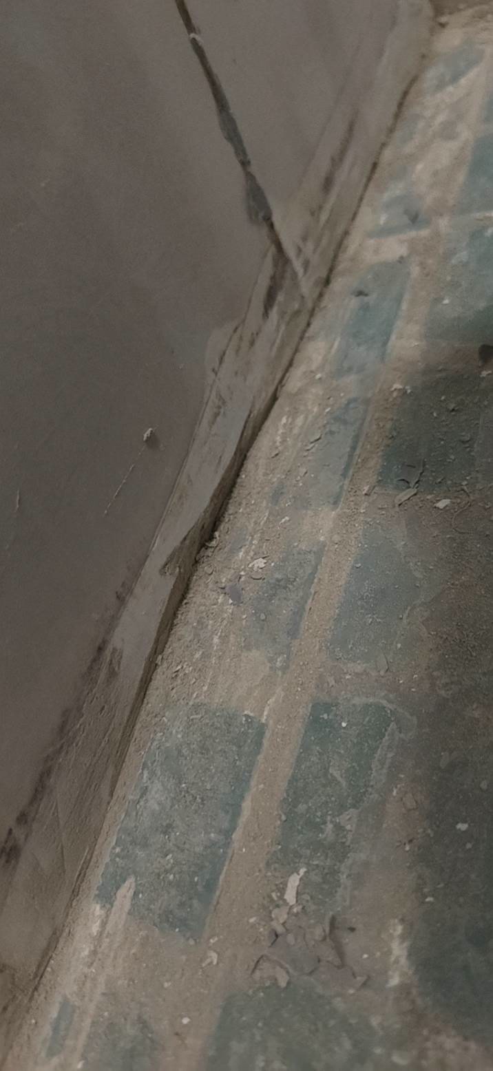 海滨西区：旧地面及缝隙状态