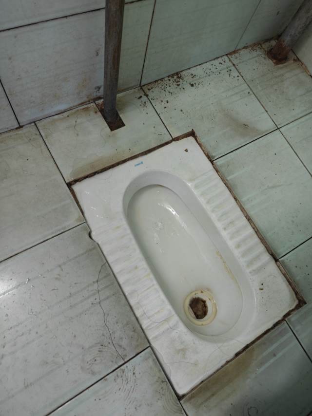 清溪东路蹲便器周边检查