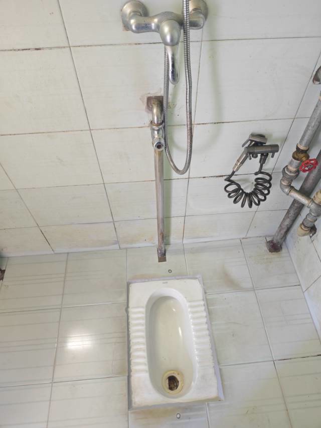 清溪东路蹲便器周边处理完成