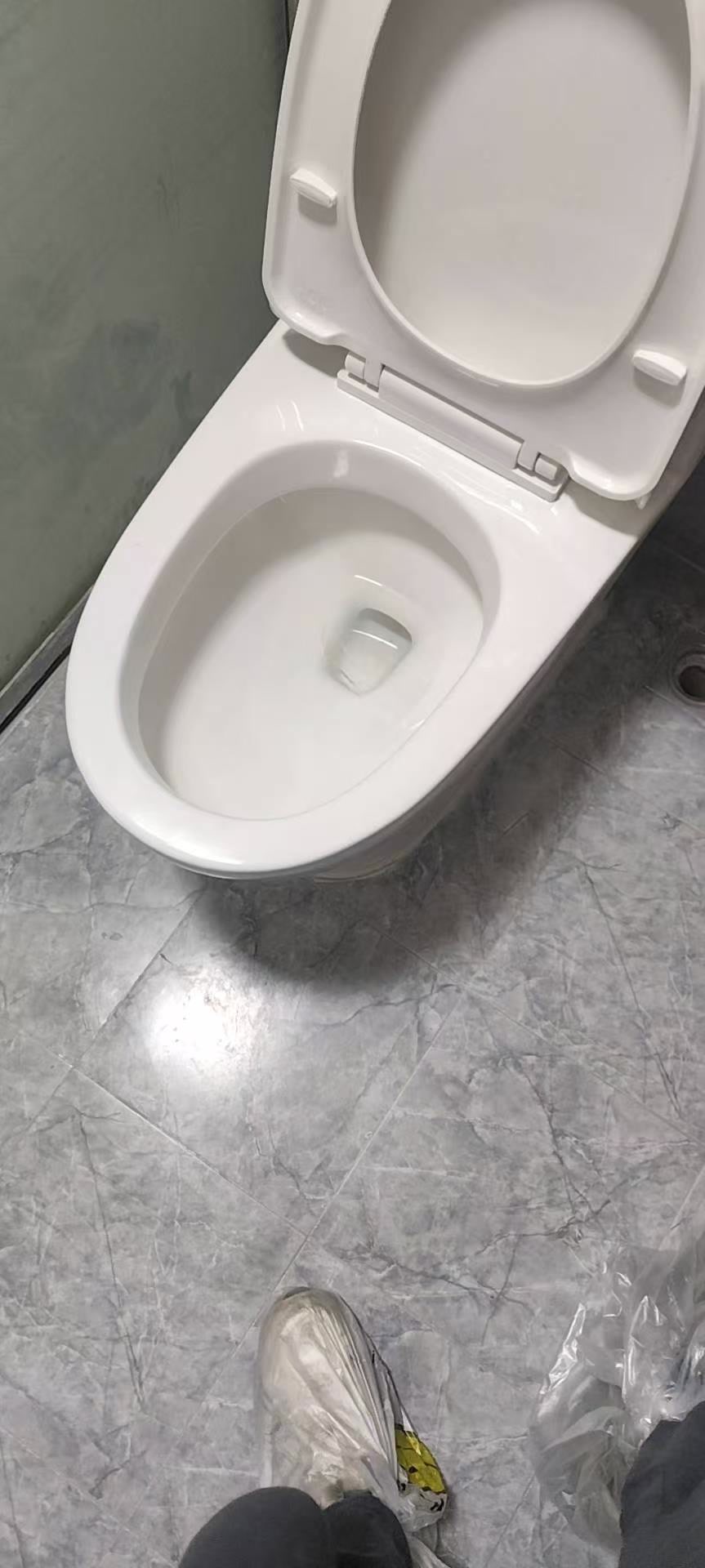 炜岸城三期马桶根部完成