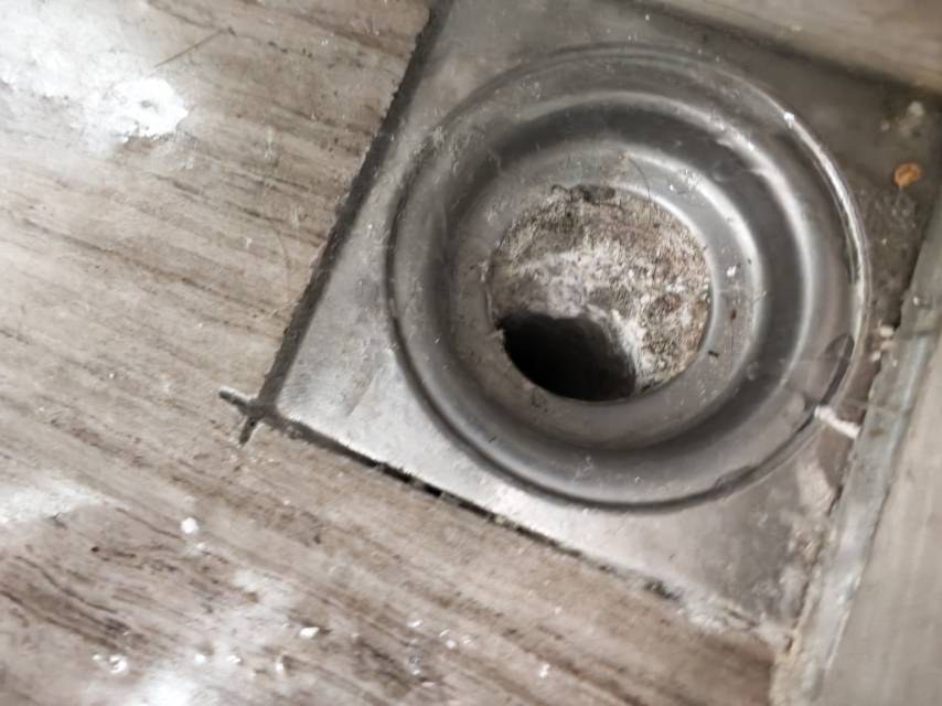 武侯区卫生间维修:地漏检查:拆开地漏后的内侧状态