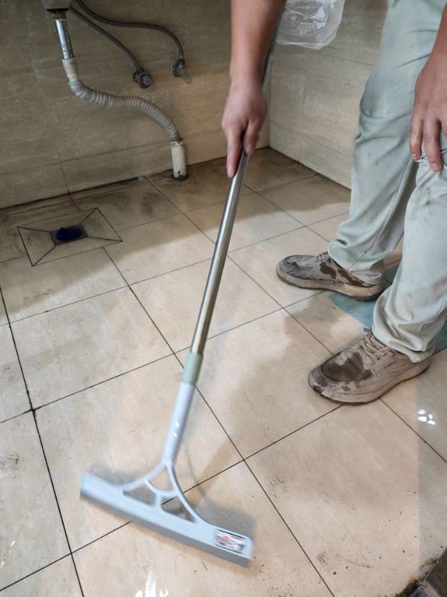红牌楼长益商业寓所:地面液体清理过程