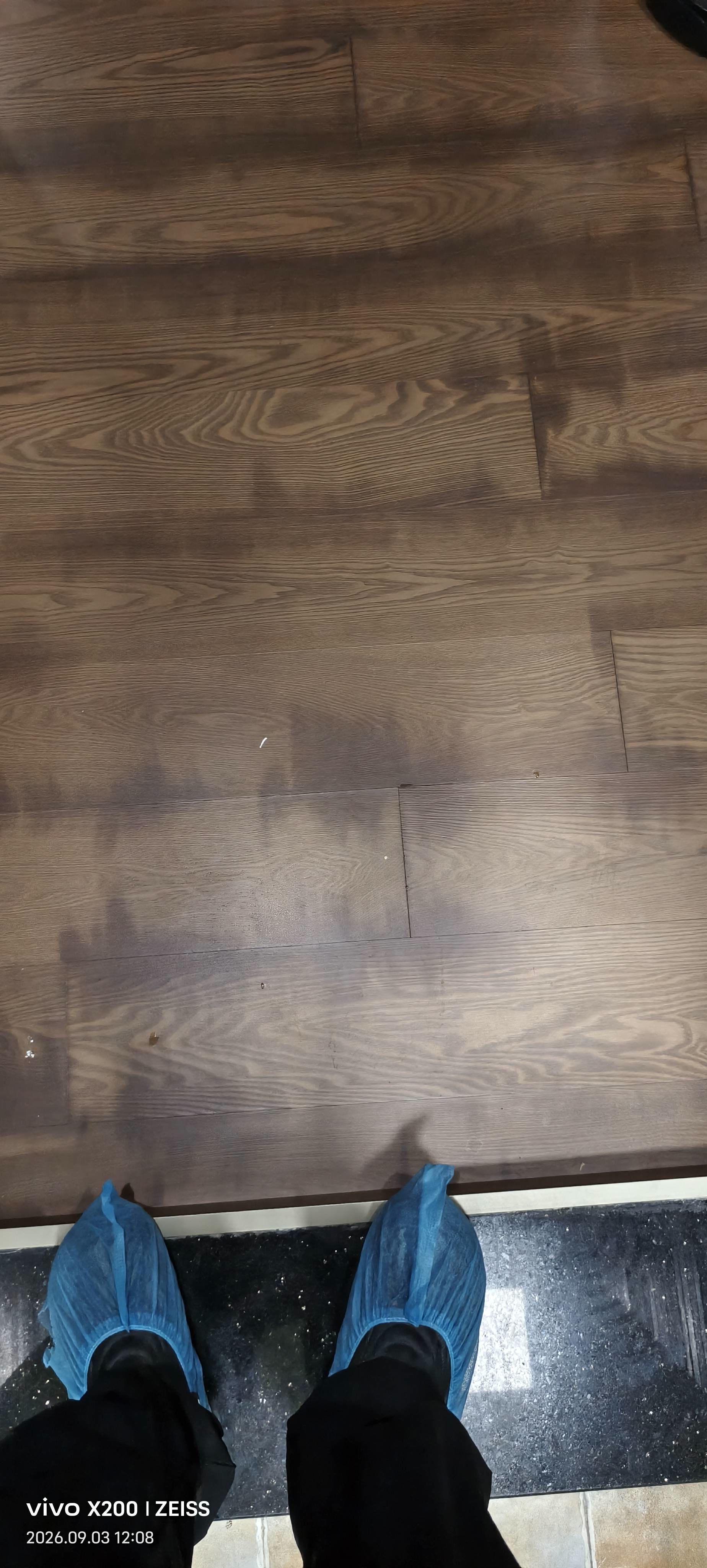 芳草地：门外木地板状态