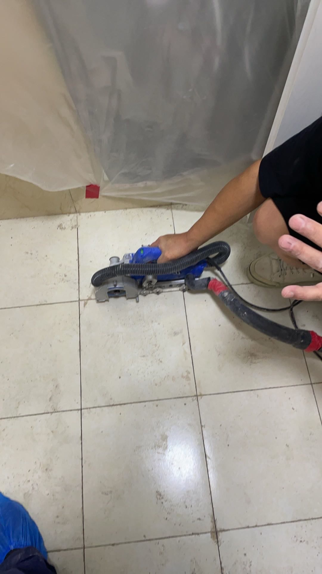 金花镇七里小区:旧砖缝清理