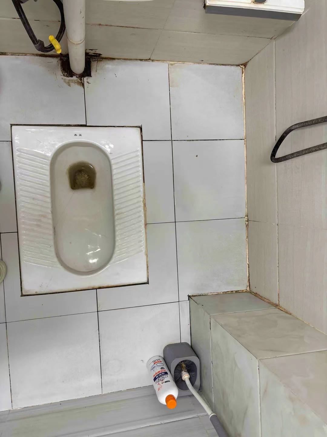 新雅中街蹲便器周边检查