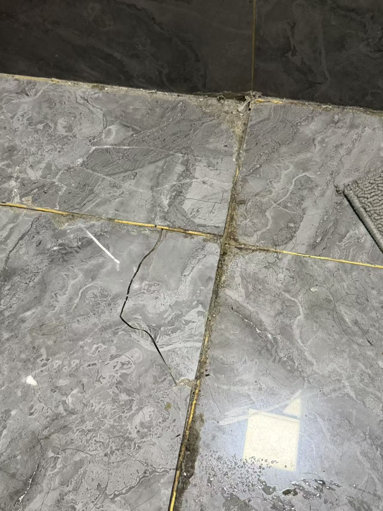 中川商贸城北区瓷砖缝开裂